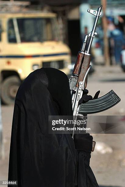 al-medhi army rallies in sadr city - iraqi woman - fotografias e filmes do acervo