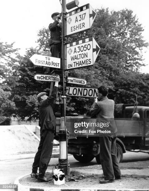 Confusing Signposts 1,211 Confusing Road Signs Stock Photos, High-Res Pictures, and Images ...