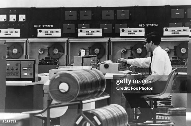 1960s Computer Roperators 70 1960s Mainframe Stock Photos, High-Res Pictures, and Images - Getty ...