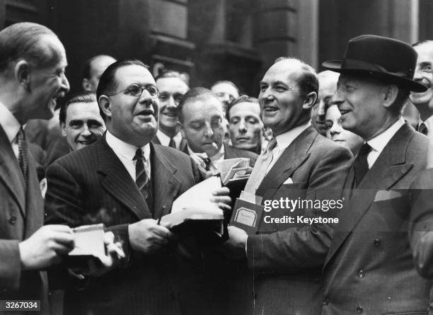 Group of dealers gather outside the closed stock exchange and do some impromptu deals on Brazilian Tractions, a type of dollar holding, following the...