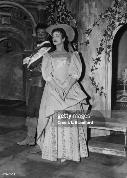 Barbara Jefferd as Beatrice and Keith Michell as Benedick in a rehearsal of Shakespeare's play 'Much Ado About Nothing' at the Old Vic, London.