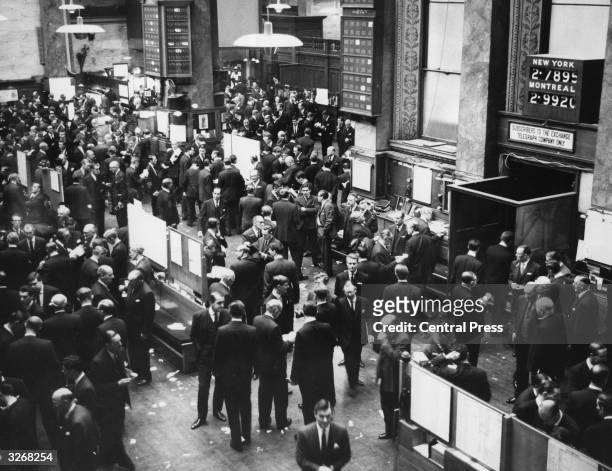 View of the London Stock Exchange trading floor. On the right can be seen the American and Canadian exchange rates.