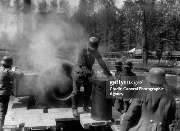 Howitzer Train Shell 17 Artillery Shell For Breech Stock Photos, High-Res Pictures, and ...