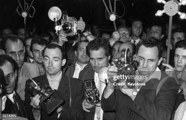 Crowds of reporters waiting for an announcement of the lifting of the smallpox quarantine in Hungary.