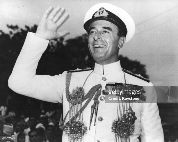 Lord Louis Mountbatten , the last Governor General from Britain waving a cheery farewell to the crowds in Delhi.