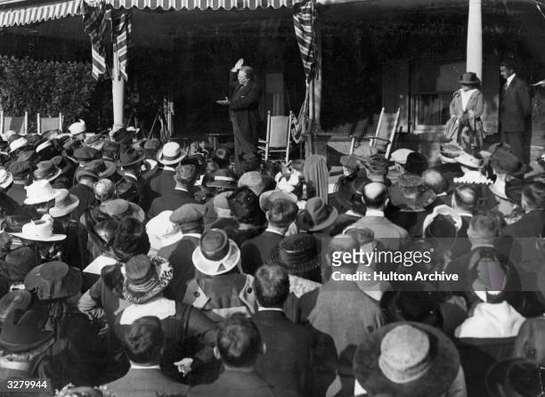 Theodore Roosevelt , the 26th President of the United States , addressing 500 suffragettes.