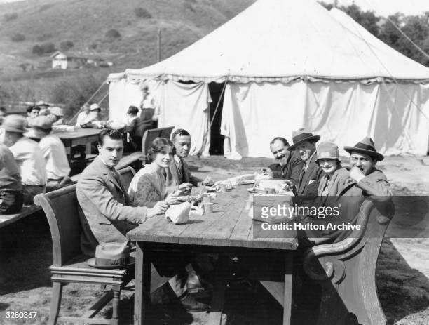Ramon Novarro and Norma Shearer lunching with other members of the film crew and the director Ernst Lubitsch during the production of MGM's 'The...