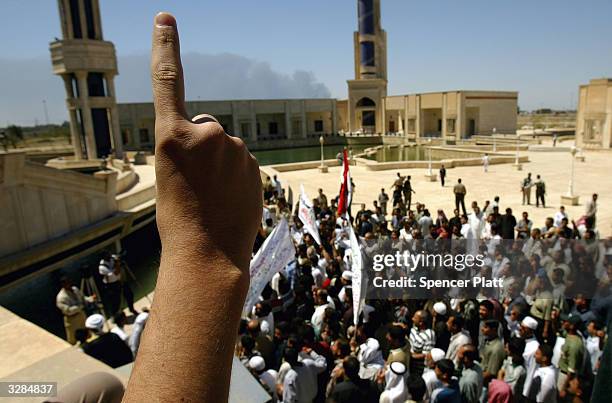Muslims In Iraq 75 Angry Sunni Stock Photos, High-Res Pictures, and Images - Getty Images