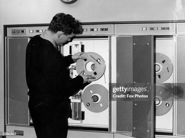 15 Old Computer Loading Stock Photos, High-Res Pictures, and Images ...