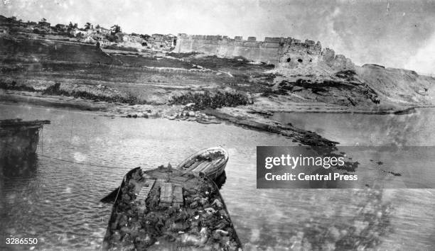 Allied troops landing on the beach at Gallipoli from the ship 'River Clyde'.