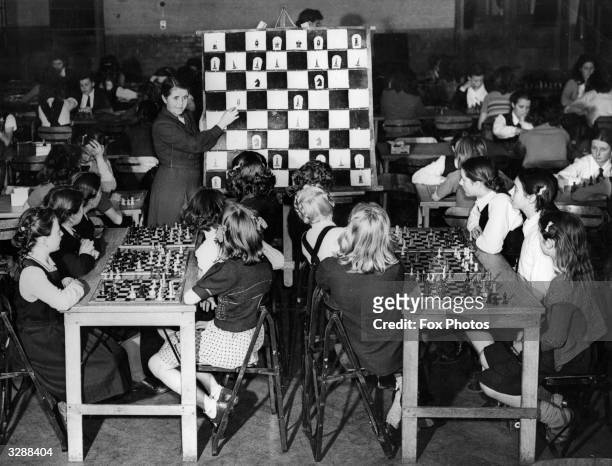Teacher Lucy Anness of Beckenham teaching chess to a class of beginners at Aylesbury Road Modern County School, Bromley. Chess is on the curriculum...