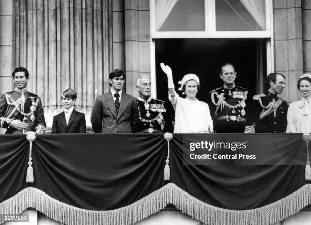 Queen Elizabeth II and Prince Philip, Duke of Edinburgh waving from the balcony of Buckingham Palace during celebrations for the Queen's Silver...