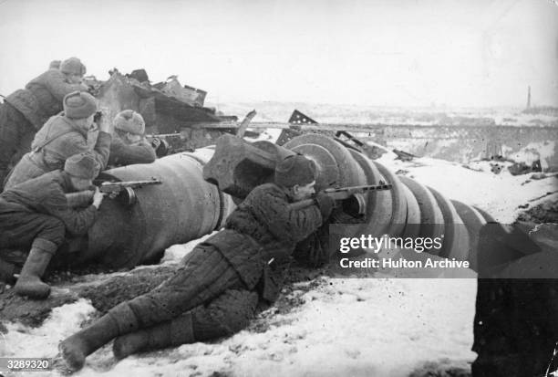 Soviet Counterattack Armed with light machine guns, Soviet troops attack the German forces ...