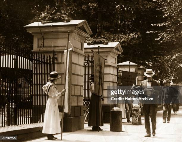 Buffs picket the White House in Washington.