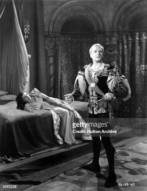 Laurence Olivier as Hamlet and Eileen Herlie as Queen Gertrude in Olivier's film version of Shakespeare's 'Hamlet'.