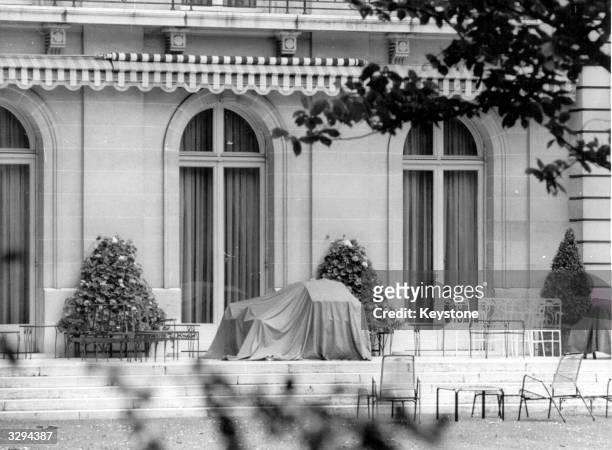 The residence of the Duke and Duchess of Windsor, in the Bois de Boulogne, Paris, after the death of the Duke of Windsor, . He succeed his father to...