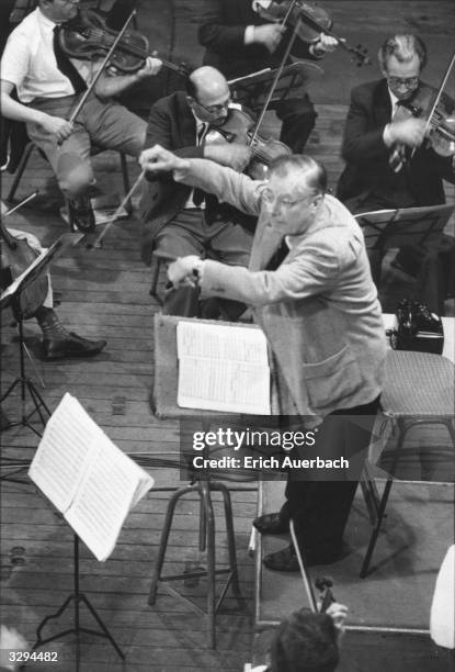 Austrian conductor Karl Bohm conducting a recording of Mozart's 'Cosi fan tutte' at Kingsway Hall, London.