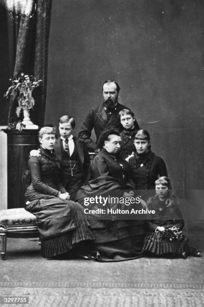 Following the death of Princess Alice Ludwig of Hesse Darmstadt's children Victoria, Ernst, Alice, Elizabeth and Marie Victoria gather to mourn.