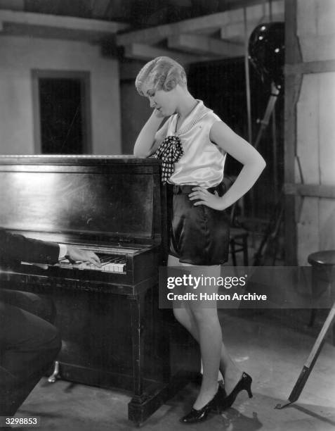 Silent screen star Laura La Plante plays the part of a chorus girl in a scene from 'Evidence' or 'The Love Trap'. Title: Evidence Studio: Universal...