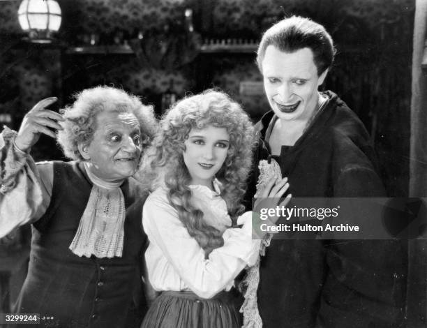 Mary Philbin with Conrad Veidt in a scene from 'The Man Who Laughs', directed by Paul Leni for Universal.