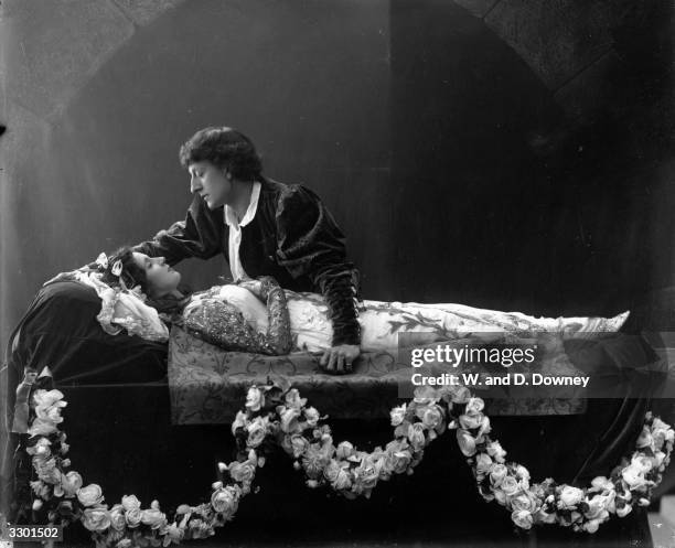 English actress Mrs Patrick Campbell as Juliet being mourned by Johnston Forbes-Robertson as Romeo, in a production of Shakespeare's 'Romeo And...