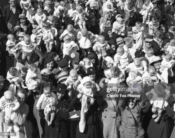 Baby Tracker In Crowd Baby Crowd Photos and Premium High Res Pictures - Getty Images
