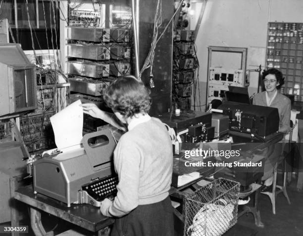 50s Computer Lab 9,882 Couple 50s Computer Stock Photos, High-Res Pictures, and Images ...