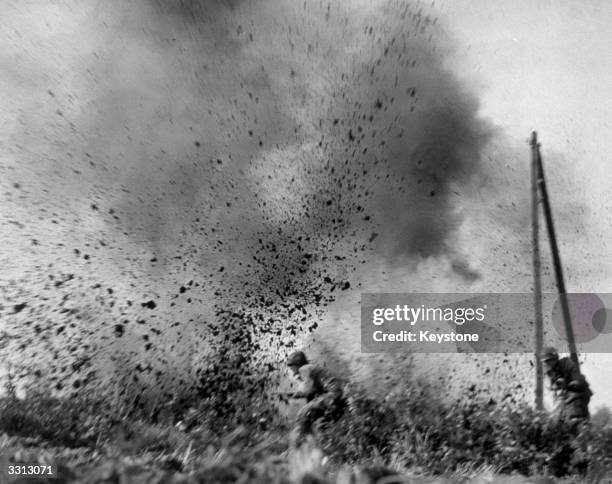 Ww2 Exploding Shell Ww2 Paratroopers Fotografías e imágenes de stock - Getty Images