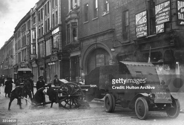 Uniformed Free State troops fire an 18 pounder field gun from the top of Henry Street, Dublin at Republican targets in the Gresham hotel, during the...