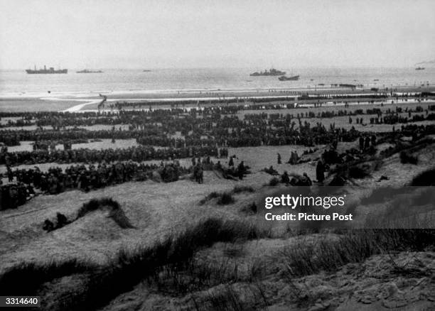 The evacuation of the British Expeditionary Force from Dunkirk beach. Original Publication: Picture Post - 564 - Dunkirk - pub. 1940