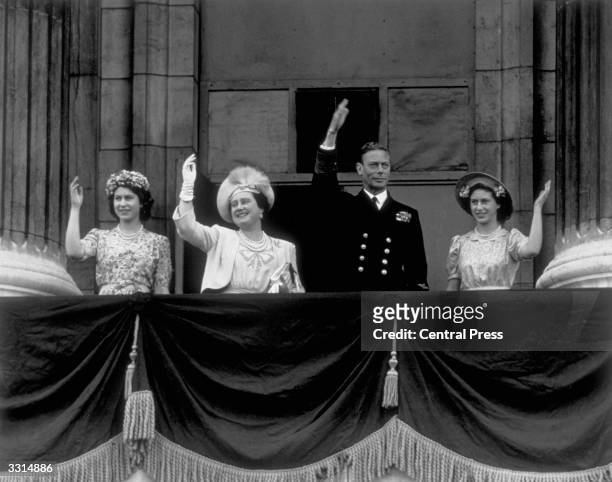 The Royal Family on the balcony of Buckingham Palace, London, waving to crowds gathered for VJ Day ; Princess Elizabeth, Queen Elizabeth, King George...