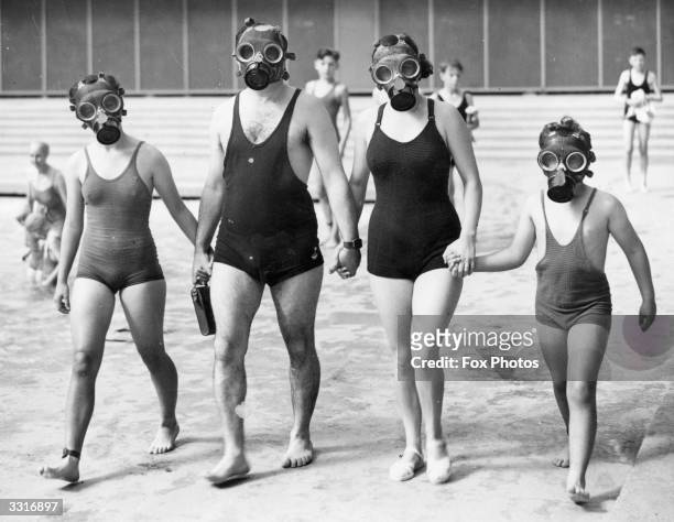 aflange Allergi program 348 Gas Mask Family Stock Photos, High-Res Pictures, and Images - Getty  Images