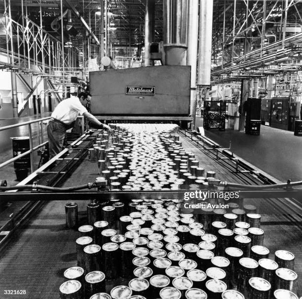 Aluminum Can Manufacturing Photos and Premium High Res Pictures - Getty ...