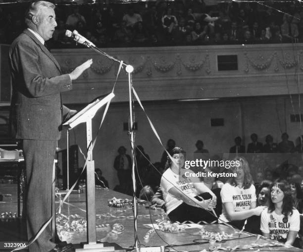 Gough Whitlam at a political rally during the Australian elections. His t-shirted followers listen to him as he addresses the audience from a...