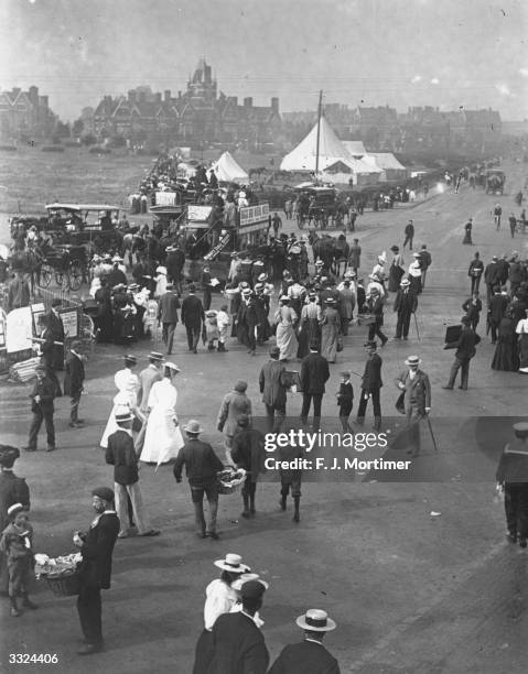 Crowds promenading on Southsea Common.