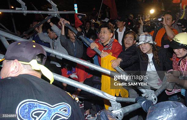 Angry protesters shake scaffold during a demonstration in front of the Presidential Palace in Taipei 10 April 2004. Thousands of Taiwan opposition...