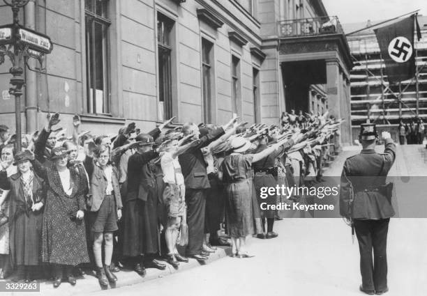 Crowds giving a nazi salute in front of the Ministry of Propaganda in Berlin as a last tribute to the late President Hindenburg