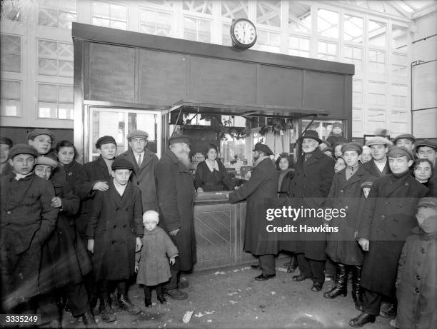 Group of immigrants queuing for food from the canteen at the Atlantic Park Hostel in Eastleigh, Hampshire, March 1924. The hostel is mainly used by...