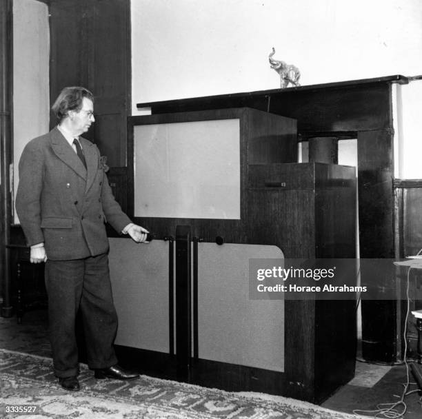 Tv Invention 1940s Television Set Photos and Premium High Res Pictures - Getty Images