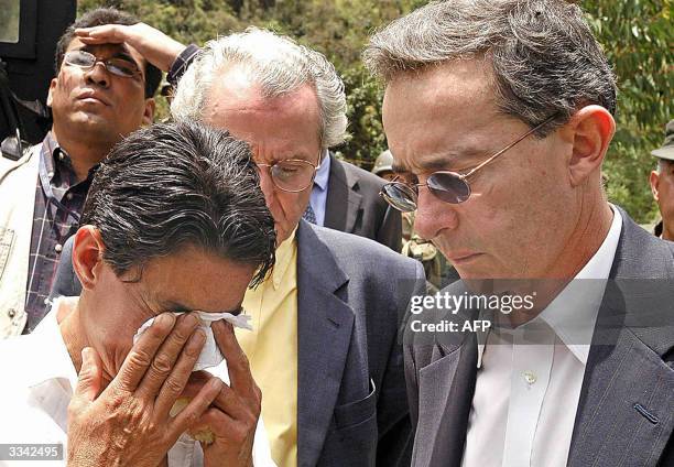 El presidente de Colombia Alvaro Uribe ofrece sus condolencias a Fanny Gutierrez, madre de uno de los campesinos muertos en un incidente con una...