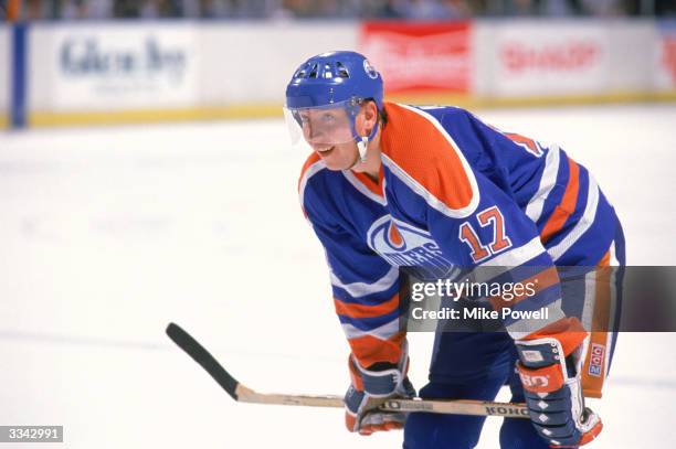 Right wing Jari Kurri of the Edmonton Oilers gets into position against the Los Angeles Kings during the 1989-90 season at the Great Western Forum in...