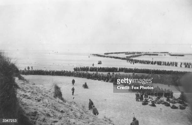 Thousands of soldiers line up to be evacuated from Dunkirk. Of the 250,000 British troops stranded at Dunkirk after the fall of Belgium 000 were lost...