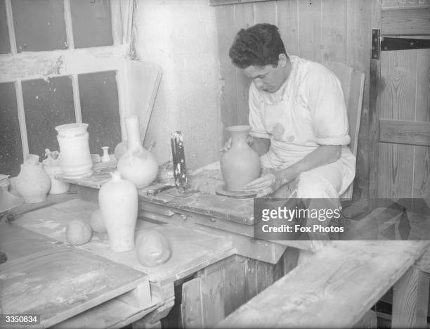 Potter at work at the Wedgwood pottery, Stoke On Trent, Staffordshire.