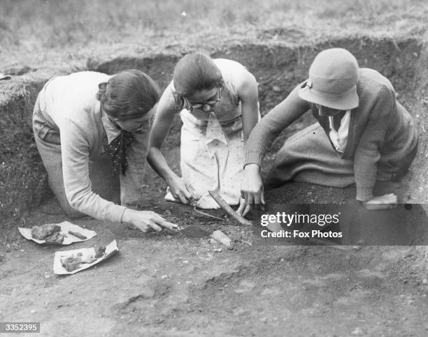 Students from Cambridge and Bedford College, London unearth a skeleton at the prehistoric Salmonsbury Camp at Bourton on the Water.