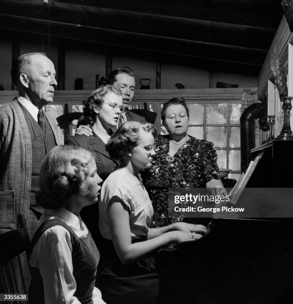 Finnish family gets together during the height of a Minnesota winter, when snow makes travel impossible, to sing old songs from their homeland. A...