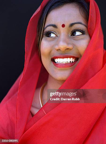 woman wearing red sari - bindi fotografías e imágenes de stock