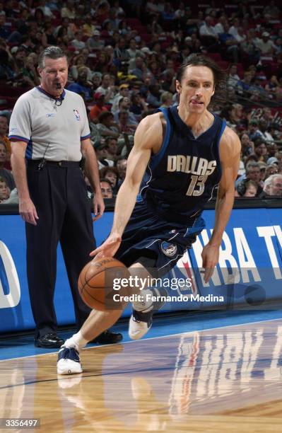 Steve Nash of the Dallas Mavericks drives against the Orlando Magic during the game at TD Waterhouse Centre on March 28, 2004 in Orlando, Florida....