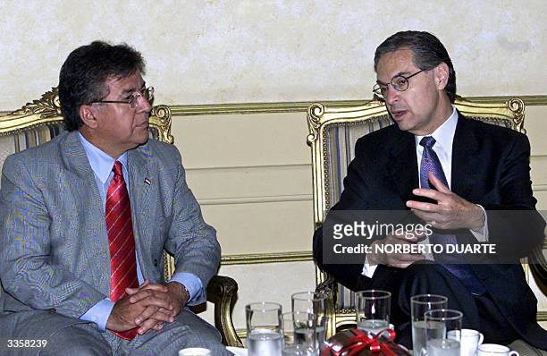 El canciller mexicano Luis Ernesto Derbez y el presidente paraguayo Nicanor Duarte Frutos dialogan en el palacio de Gobierno el 14 de abril de 2004...