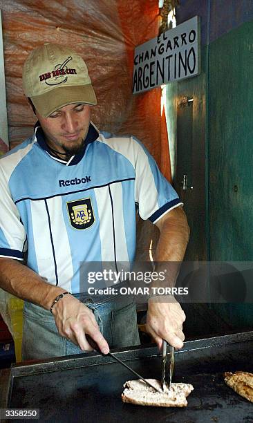 Maximiliano Lurio originario de Argentina, prepara un "choripan" en el parque Juarez de la ciudad de Mexico el 13 de abril de 2004. Lurio, que emigro...