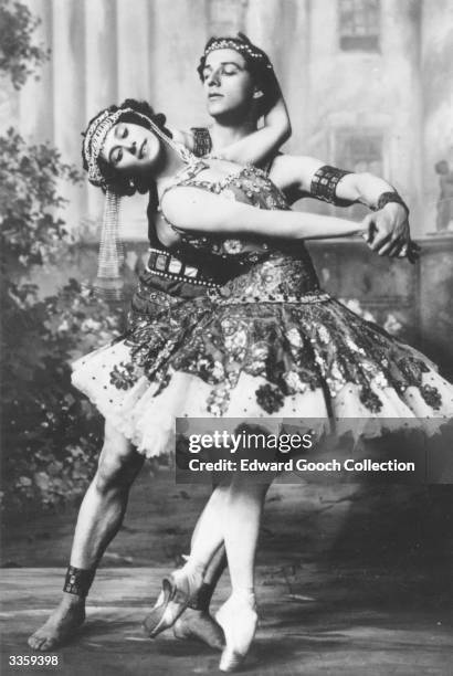 Russian ballet stars Anna Pavlova and Mikhail Mordkin .